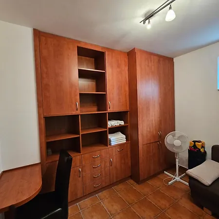 Easy Apartmanhaz Кестхей